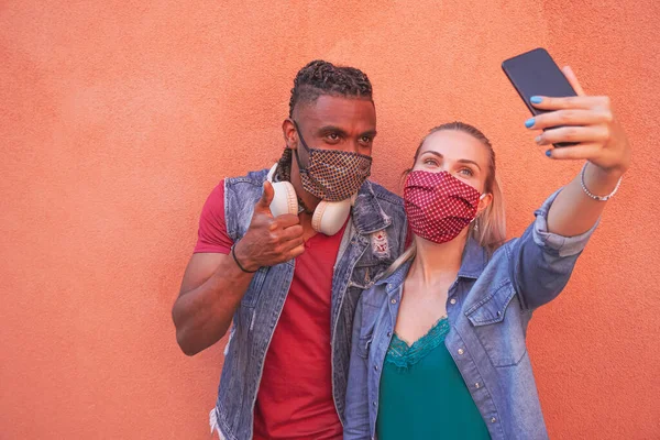 Amigos Tomando Una Selfie Con Mascarilla Tiempo Coronavirus Para Protección — Foto de Stock