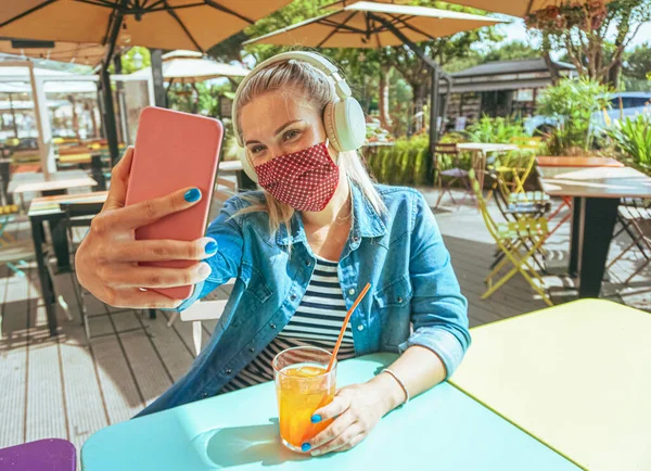 Meisje Bar Neemt Een Selfie Met Een Smartphone Met Haar — Stockfoto