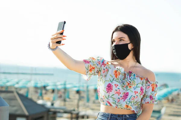 Retrato Uma Menina Bonita Tirando Uma Selfie Com Máscara Facial — Fotografia de Stock