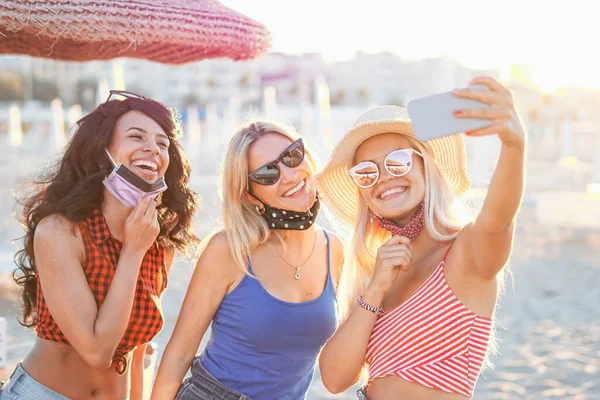 Adolescenti Che Prendono Selfie Spiaggia Giovani Ragazze Sorridenti Fron — Foto Stock