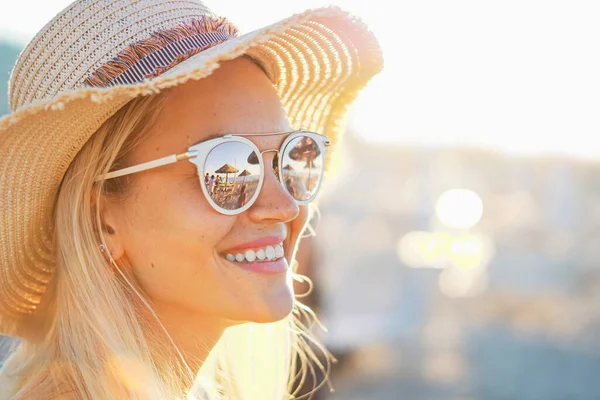 Uma Menina Loira Sorrindo Com Chapéu Praia Luz Solar Refletida — Fotografia de Stock