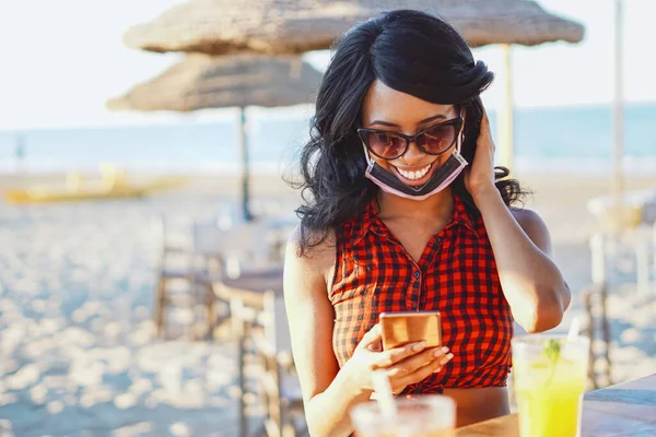 Menina Afro Americana Usando Smartphone Praia Menina Sentada — Fotografia de Stock