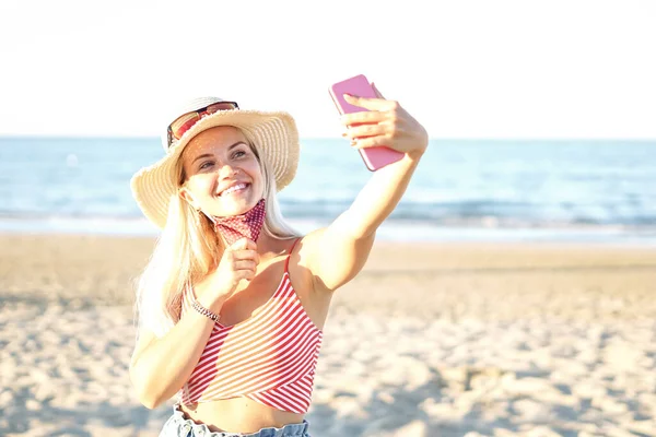 Mooi Meisje Nemen Selfie Jonge Vrouw Met Gezichtsmasker Zomer 2020 — Stockfoto