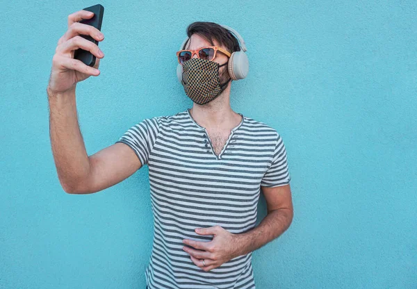 Menino Tomando Selfie Com Máscara Facial Óculos Sol Verão Adolescente — Fotografia de Stock