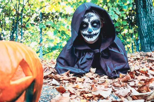 Fiatal Halloween Festék Arc Maszk Visel Fekete Motorháztető Ijesztő Boszorkány — Stock Fotó