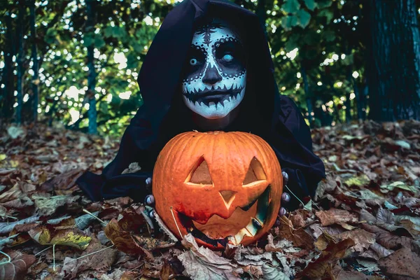 Jovem Mulher Com Máscara Facial Tinta Halloween Vestindo Capuz Preto — Fotografia de Stock