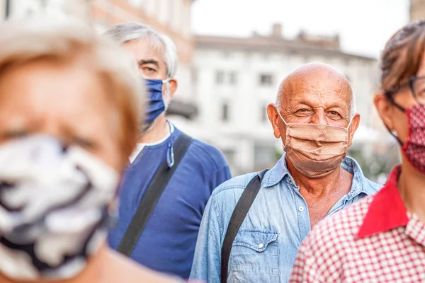 Multidão Pessoas Andando Pelas Ruas Cidade Com Máscara Facial Câmera — Fotografia de Stock