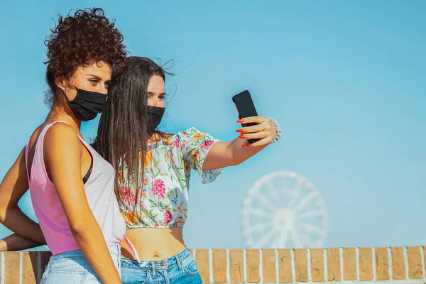Chicas Jóvenes Felices Tomando Selfies Concepto Mascarilla Facial — Foto de Stock