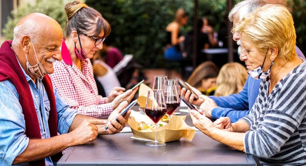 Idosos Usando Smartphone Fora Pessoas Idosas Bebendo Vinho Divertindo Restaurante — Fotografia de Stock