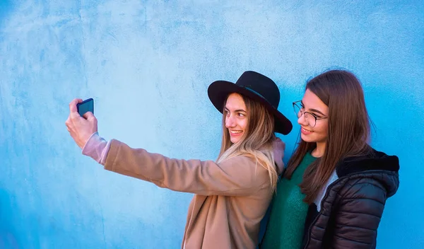 Tieners Nemen Selfie Met Smartphone Met Muur Achtergrond Meisjes Met — Stockfoto