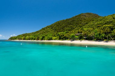 Güneşli bir günde Fitzroy Tropikal Adası Sahili