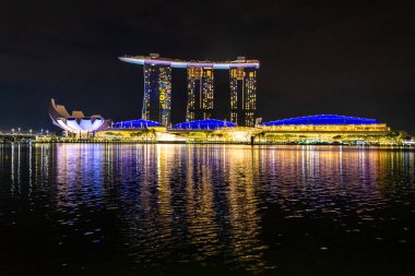 Singapur - 811 2018: Marina Körfezi Oteli Renkli bir şekilde aydınlatıldı