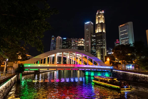Singapur - 8 11 2018: Most Elgina i wieżowce nocą — Zdjęcie stockowe