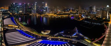 Singapur - 9: 11 2018: Gece Marina Körfezi panoramik hava manzarası