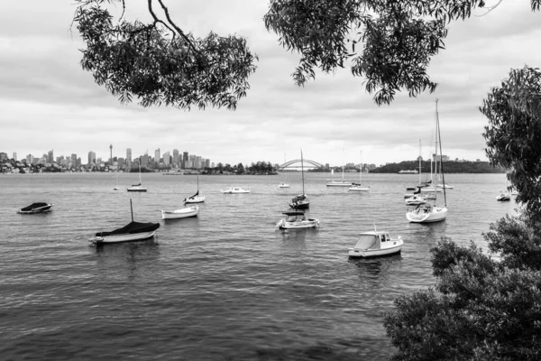 Sydney skyline y puente Harbour desde Hermit Bay — Foto de Stock