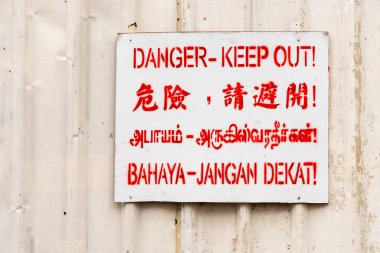 Tehlike işaretini dört dilde tut, Singapur