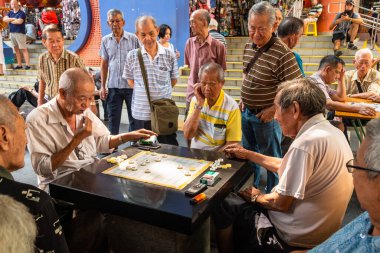 Yaşlı Çinli adam Xiangqi oynuyor, veya Çin satrancı SIngapur 'daki Buda Dişi Relic Tapınağı' nın dışında. Siyah ve beyaz. Yakın plan.