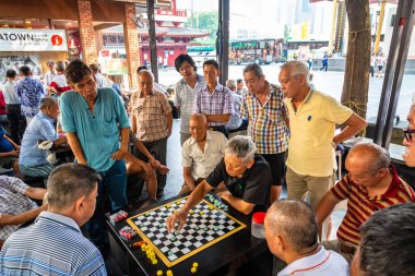 Çin Mahallesi, Singapur - 11 2018: Çin satrancı Xiangqi 'de yaşlı adamlar oynuyor