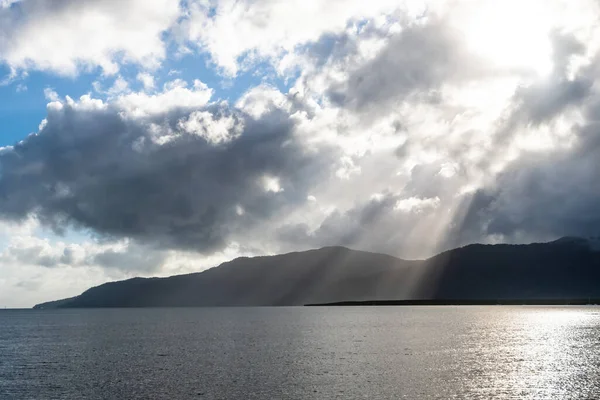 Foto Contraluz Rayos Sol Matutinos Que Iluminan Costa Cairns Través — Foto de Stock