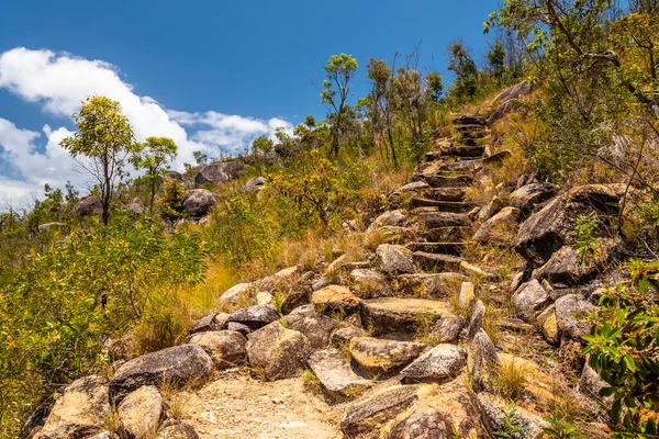 Trilha Rochosa Que Leva Topo Ilha Tropical Fitzroy Dia Ensolarado — Fotografia de Stock