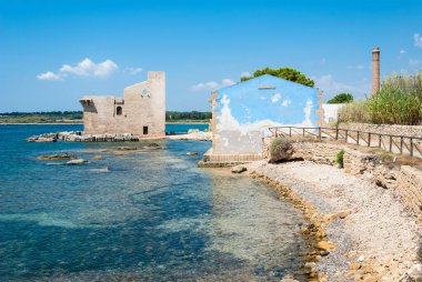 Vendicari Doğa Koruma Alanı, Sicilya, İtalya 'daki eski orkinos balıkçılık binası.