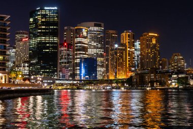 Sidney, Avustralya - 10 2018: Gece CBD ve Circular rıhtımı