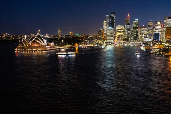 Sidney, Australia - 10 2018: Opera House and Circular quay at night — Stock Photo, Image