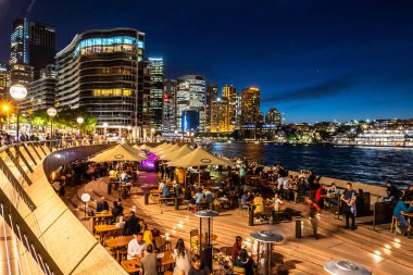 Sydney, Avustralya - 10 2018: Circular Quay 'da yemek ve içmek