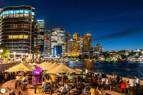 People Eating Drinking Opera House Dusk Breathtaking View Harbour Bridge — Stock Photo, Image