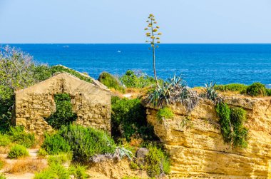 Güneşli bir günde Plemmirio 'nun deniz koruma alanı mavi gökyüzü, Syracuse, Sicilya