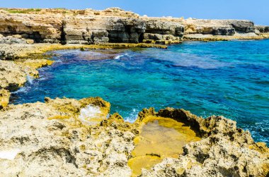 Güneşli bir günde Plemmirio 'nun deniz koruma alanı mavi gökyüzü, Syracuse, Sicilya