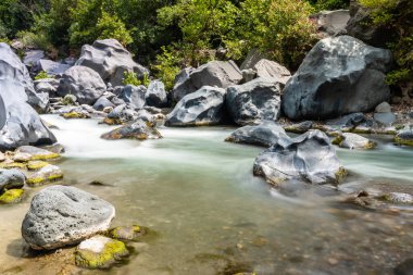 İtalya, Sicilya 'daki Alcantara nehrinin uzun pozlama görüntüleri 