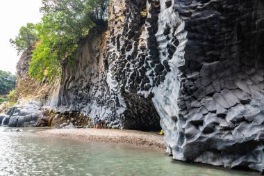 İtalya, Sicilya 'da bazalt kayaları, şelaleler ve Alcantara vadisinin el değmemiş suları görülüyor.