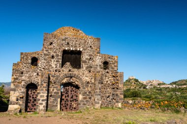 Öğleden sonra Castiglione di Sicilia ve Etna Volkanı yakınlarında Küba di Santa Domenica manzarası