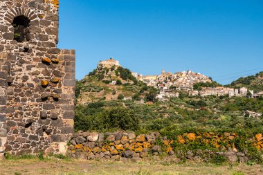 Öğleden sonra Castiglione di Sicilia ve Etna Volkanı yakınlarında Küba di Santa Domenica manzarası
