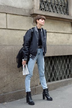Milan Moda Haftası 2017 'deki defilesinin sonunda ünlü bir manken.