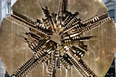 Milan 'da bir meydanda sanatçı Gio Pomodoro' nun bir heykeli