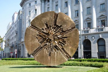 Milan 'da bir meydanda sanatçı Gio Pomodoro' nun bir heykeli