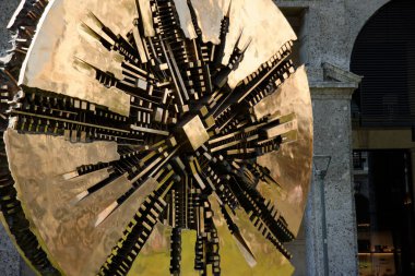 Milan 'da bir meydanda sanatçı Gio Pomodoro' nun bir heykeli