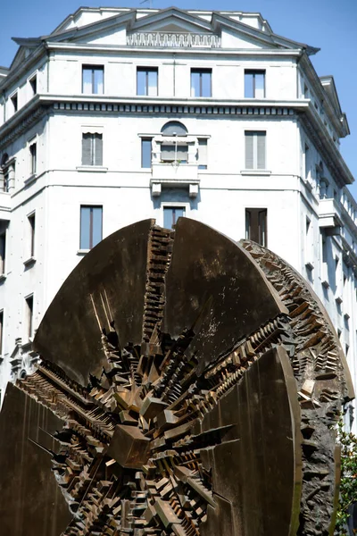 Una Escultura Del Artista Gio Pomodoro Una Plaza Milán — Foto de Stock