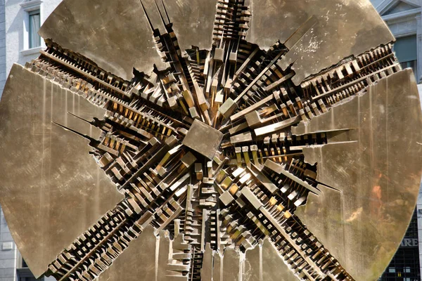 Milan 'da bir meydanda sanatçı Gio Pomodoro' nun bir heykeli