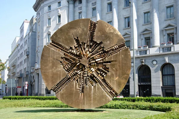 Una Escultura Del Artista Gio Pomodoro Una Plaza Milán — Foto de Stock