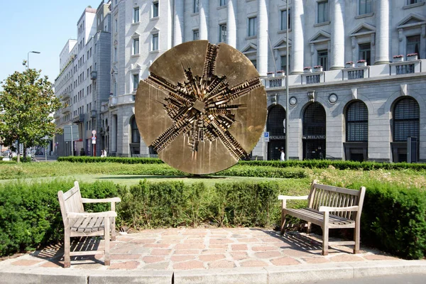 Milan 'da bir meydanda sanatçı Gio Pomodoro' nun bir heykeli