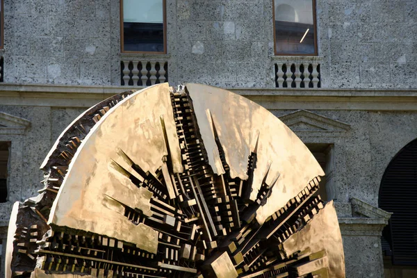 Milan 'da bir meydanda sanatçı Gio Pomodoro' nun bir heykeli