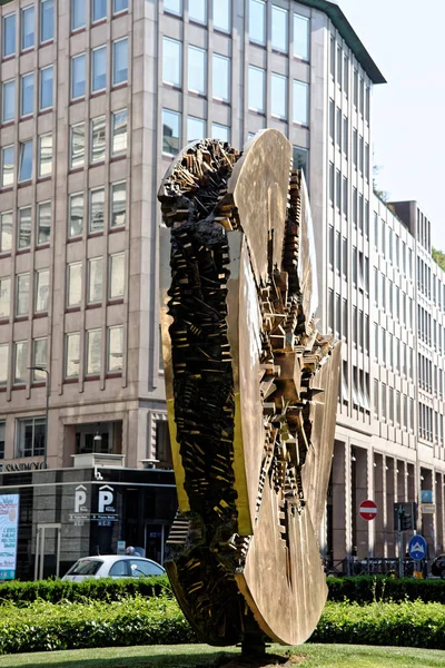 Una Escultura Del Artista Gio Pomodoro Una Plaza Milán — Foto de Stock