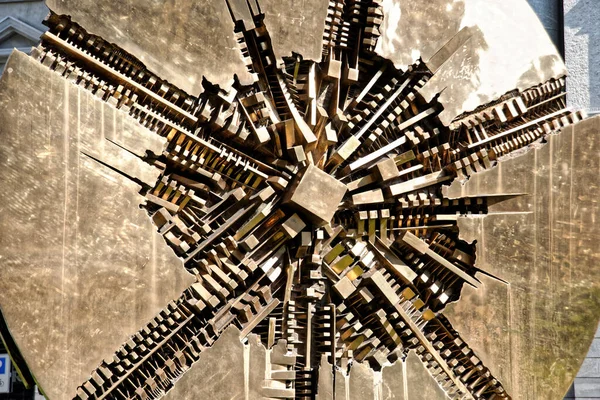 Milan 'da bir meydanda sanatçı Gio Pomodoro' nun bir heykeli