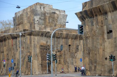 Porta Venezia, Milan 'ın iki gişe kapısı, sanatçı İbrahim Mahama tarafından jüt çantalarla kaplandı.