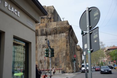 Porta Venezia, Milan 'ın iki gişe kapısı, sanatçı İbrahim Mahama tarafından jüt çantalarla kaplandı.