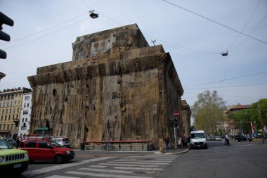 Porta Venezia, Milan 'ın iki gişe kapısı, sanatçı İbrahim Mahama tarafından jüt çantalarla kaplandı.