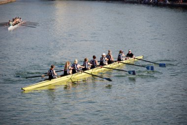 Milan 'ın su yolları boyunca kadınlar kürek yarışı